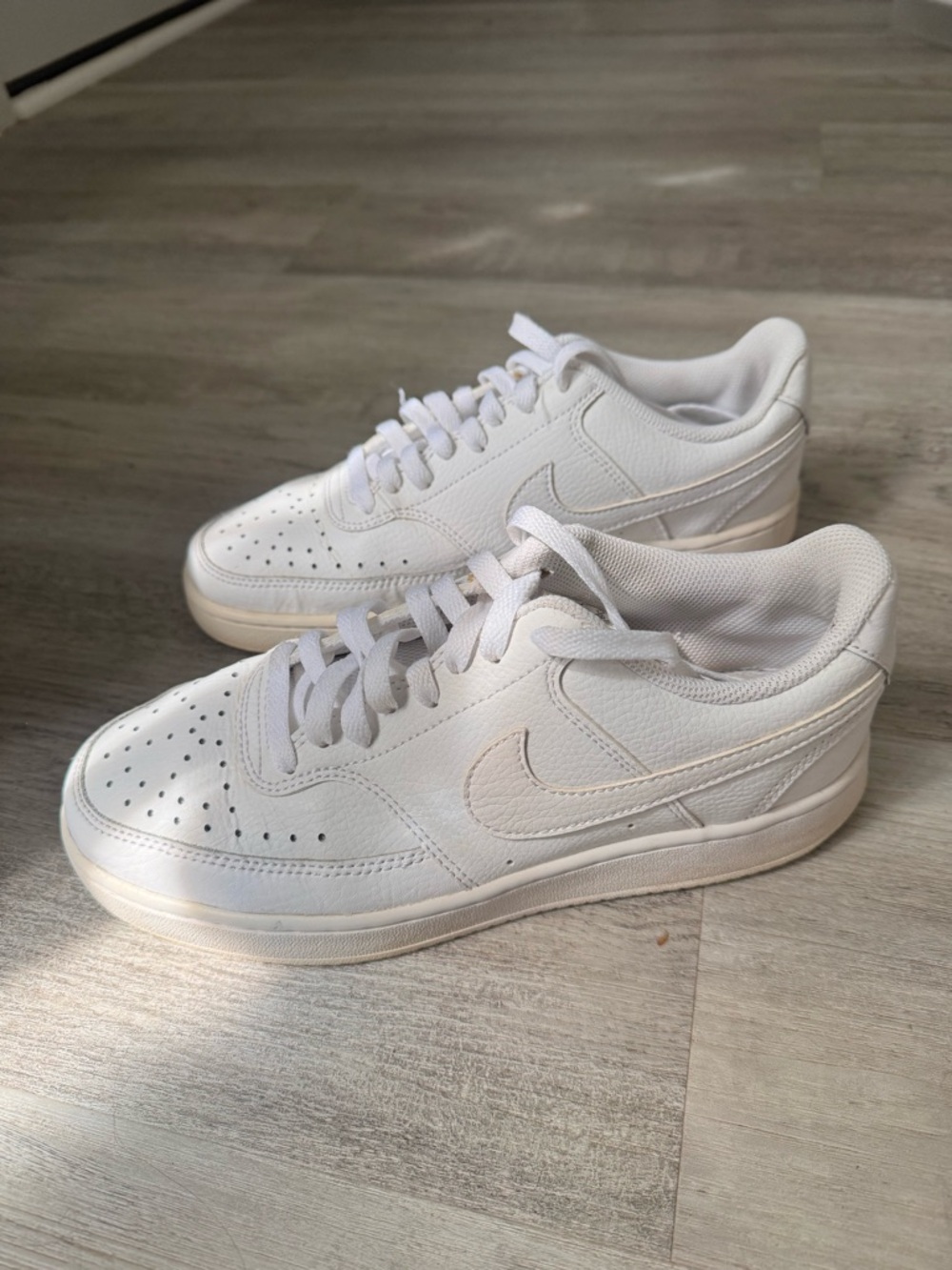 Nike White Women's Low-Top Sneaker - Classic Everyday Style